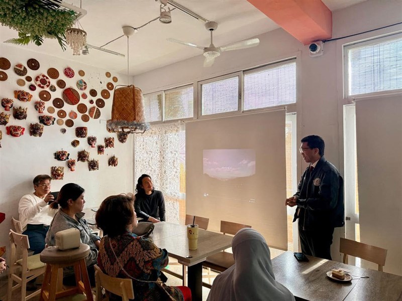 Kepala Bidang Pariwisata dan Perhubungan KDEI Taipei, Ichwan Joesoef (berdiri kanan) dan sutradara Martin Rustandi dalam acara kumpul “Not Far from Home” di Hsinchu. (Sumber Foto: KDEI Taipei)