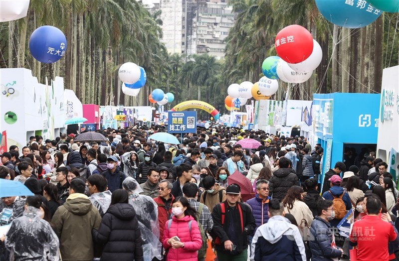 Pengunjung ke pameran pekerjaan kampus berkumpul di Royal Palm Boulevard di National Taiwan University. (Sumber Foto : Dokumentasi CNA).