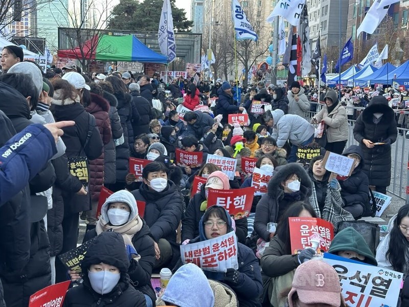 Para demonstran berpartisipasi dalam aksi duduk diam dekat Majelis Nasional di Seoul. (Sumber Foto : CNA, 14 Desember 2024)