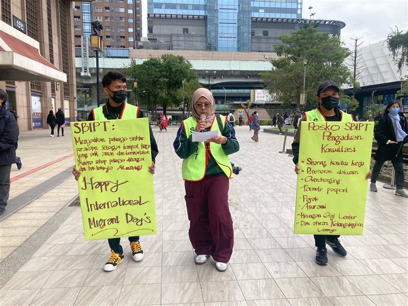 Aktivis Serikat Buruh Industri Perawatan Taiwan (SBIPT) dalam aksi Hari Migran Internasional di Taipei Main Station, Minggu. (Sumber Foto: CNA, 15 Desember 2024)