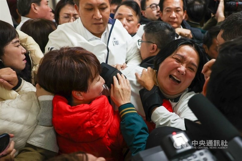 Legislator Partai Progresif Demokratik dan Kuomintang berkelahi atas usulan amendemen untuk Undang-Undang Pemilihan dan Pemakzulan Pejabat Publik di Yuan Legislatif di Taipei, Senin. (Sumber Foto : CNA, 16 Desember 2024)