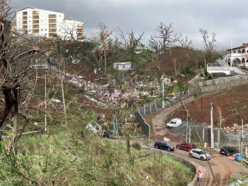 Sebuah tumpukan puing tersisa setelah Siklon Chido menghantam wilayah Samudra Hindia Prancis di Mayotte. (Sumber Foto : AFP)