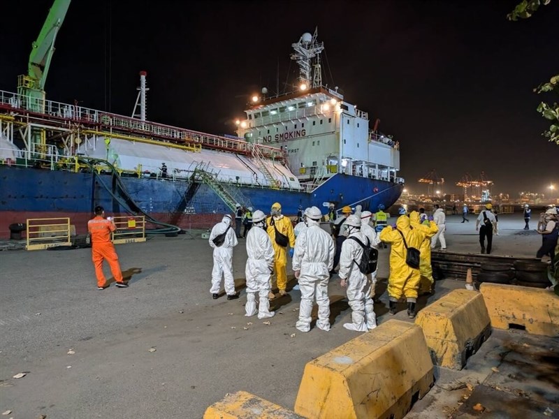 Sebuah kapal berbendera Indonesia diduga melepaskan bahan kimia beracun vinil klorida yang mencemari udara di Pelabuhan Taipei. (Sumber Foto : Kantor Kejaksaan Distrik Shilin)