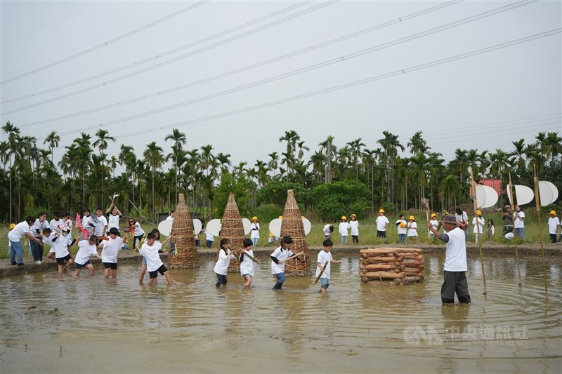 Seniman Indonesia, Firman Djamil, membawakan karya seni “Tarian Sayap Kunang-kunang” dalam "Earth Art Festival 2024 Playing with Nature" di Pingtung. (Sumber Foto : CNA, 14 Desember 2024)