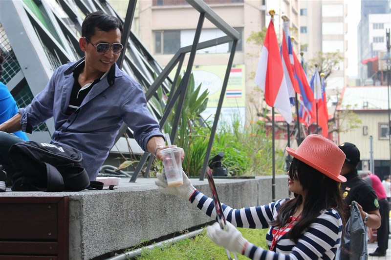 Terlihat pekerja migran asal Indonesia membersihakan sampah di depan stasiun Taichung pada tahun 2018. (Sumber Foto : Pindy)