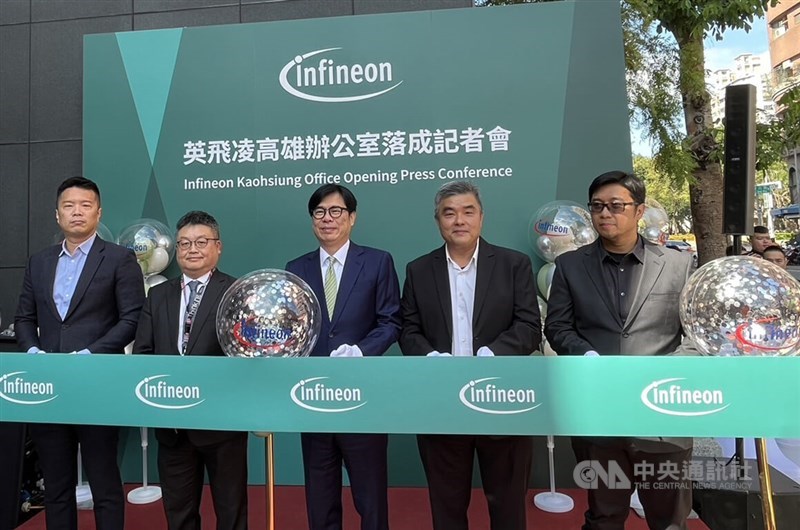 Walikota Kaohsiung Chen Chi-mai (tengah) berpose dengan pejabat Infineon di upacara pemotongan pita perusahaan pada hari Rabu. (Sumber Foto : CNA, 18 Desember, 2024)