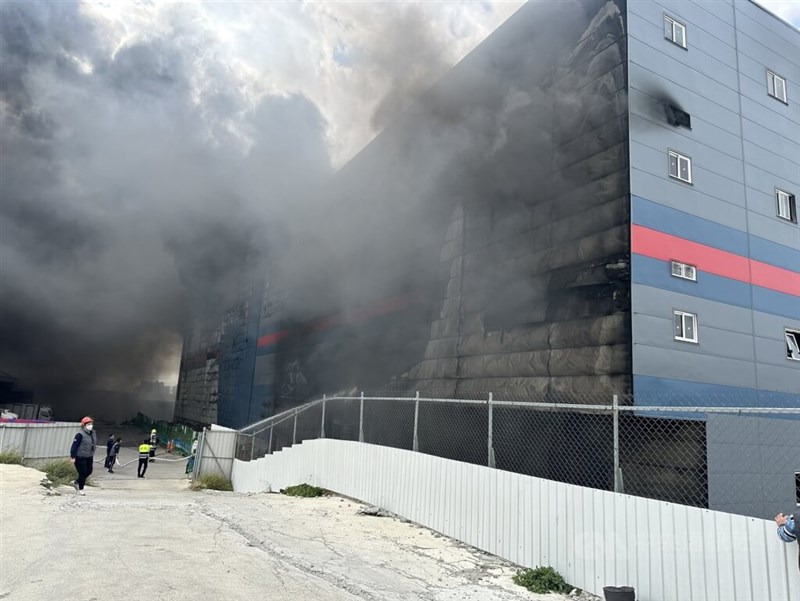 Kebakaran terjadi di pusat pengolahan PX Mart yang sedang dibangun di Distrik Dadu, Taichung, Kamis. (Sumber Foto : CNA, 19 Desember 2024)