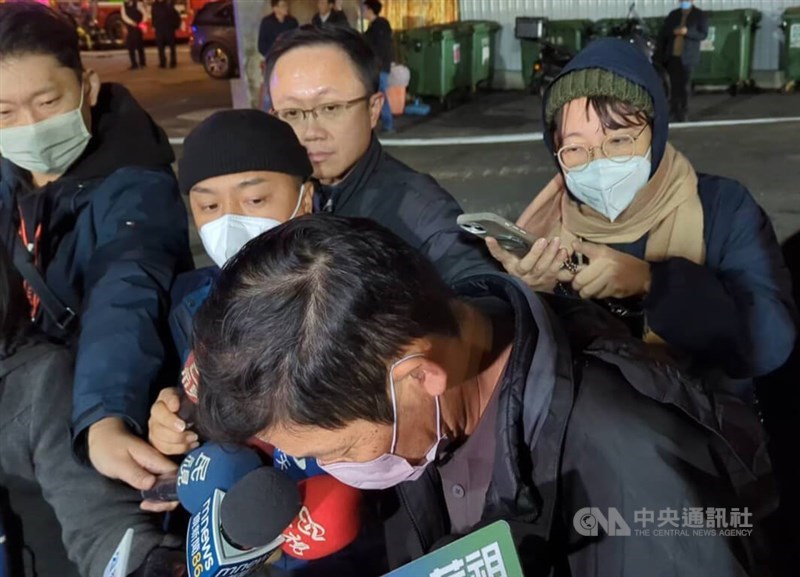Seorang pejabat (depan) dari perusahaan rekayasa konstruksi yang bertanggung jawab atas fasilitas PX Mart Taichung menundukkan kepalanya sebagai permohonan maaf. (Sumber Foto : CNA, 19 Desember 2024)