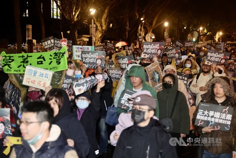 Para pengunjuk rasa memegang slogan dan berada di luar Yuan Legislatif di Taipei, Kamis. (Sumber Foto : CNA, 19 Desember 2024)