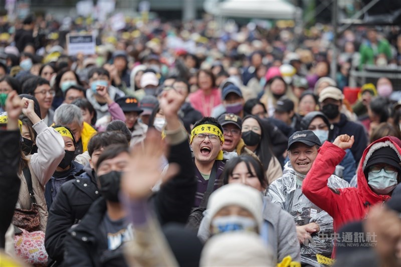 Massa berkumpul di luar gedung Yuan Legislatif di Taipei, Jumat. (Sumber Foto : CNA, 20 Desember 2024)