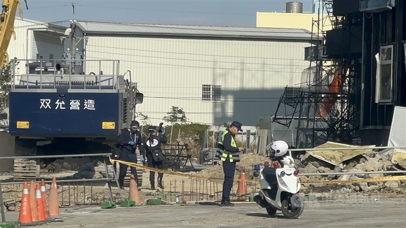 Penyelidik kebakaran memeriksa lokasi kebakaran Taichung pada Jumat pagi. (Sumber Foto : CNA, 20 Des. 2024)