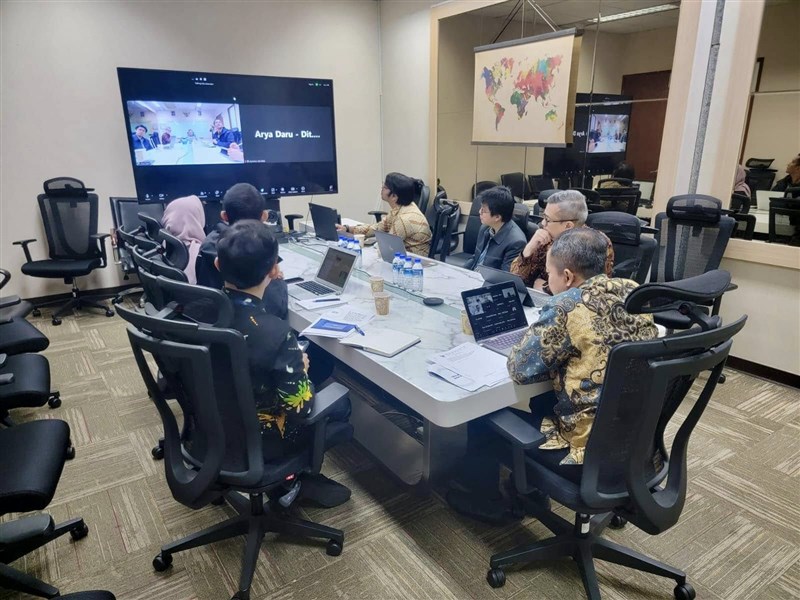 Rapat daring yang diadakan KDEI Taipei pada Selasa dihadiri perwakilan Kementerian Pelindungan Pekerja Migran, Kementerian Ketenagakerjaan, dan Kementerian Luar Negeri di Indonesia. (Sumber Foto : Dokumentasi KDEI Taipei)