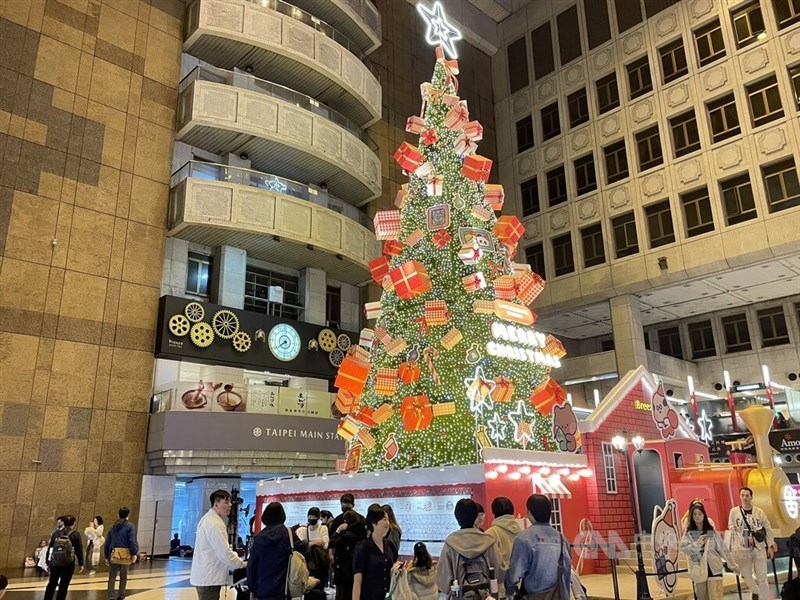 Pohon Natal raksasa di Taipei Main Station. (Sumber Foto : CNA, 22 Desember 2024)