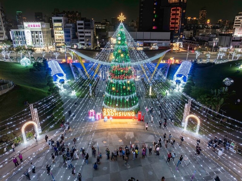 Pohon Natal unggulan Kaohsiung menerangi Taman Pusat kota tersebut pada 30 November. (Sumber Foto : Pemerintah Kota Kaohsiung)