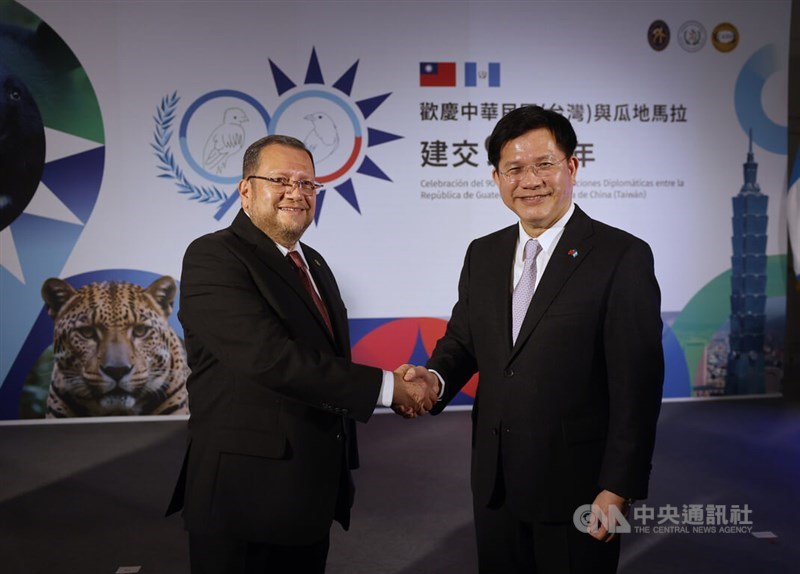 Duta Besar Guatemala untuk Taiwan Luis Raúl Estévez López (kiri) dan Menteri Luar Negeri Lin Chia-lung berjabat tangan pada perayaan hari Minggu di Taipei. (Sumber Foto : CNA, 22 Desember 2024)