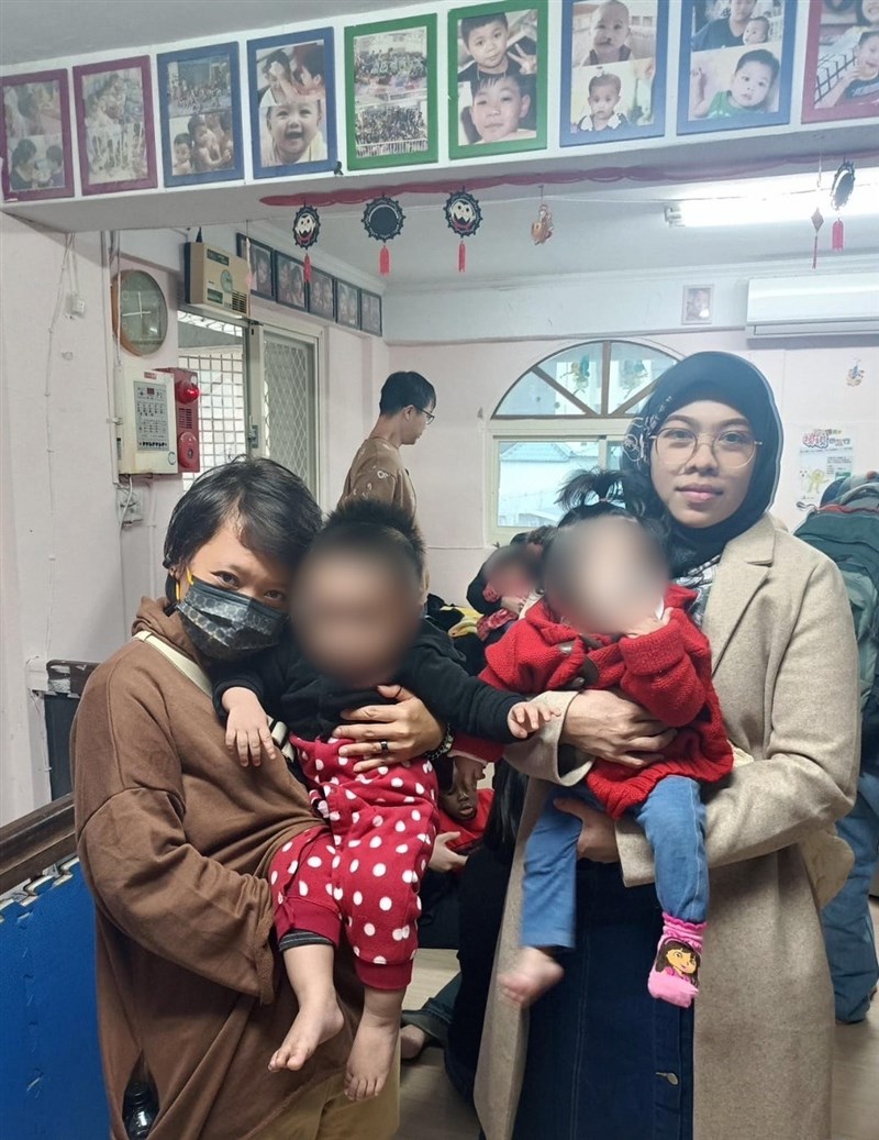 Aan (kanan berhijab) bersama rekannya dari SBIPT menggendong bayi asal Indonesia di Harmony Home. (Sumber Foto : Aan)