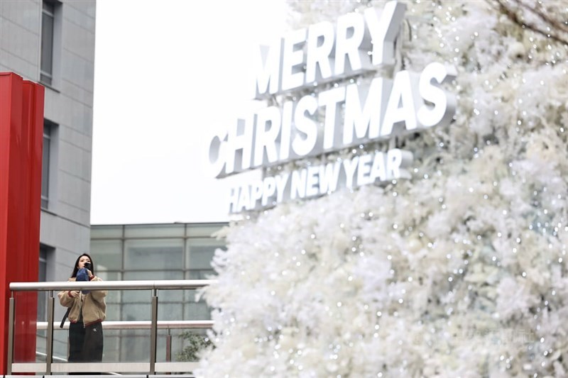 "Pohon Natal Taipei" membawa suasana musim dingin ke distrik Taipei 101. (Sumber Foto : CNA, 15 Desember 2024)