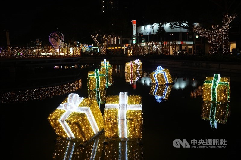 Lampu hiasan yang dibuat untuk menyerupai hadiah Natal bersinar terang selama Festival Natal Pingtung. (Sumber Foto : CNA, 20 November 2024)