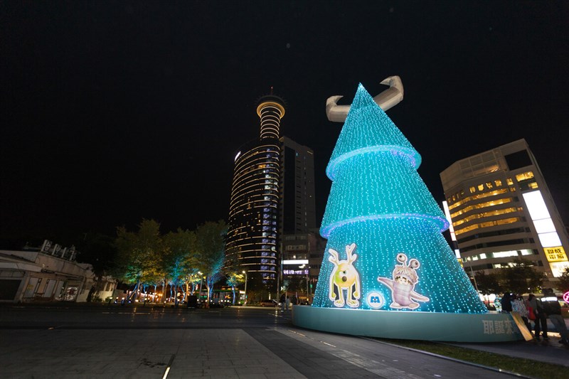 Pohon utama dari Karnaval Natal Taichung menampilkan Mike Wazowski dan Boo dari "Monsters, Inc." milik Pixar.  (Sumber Foto : Pemerintah Kota Taichung)