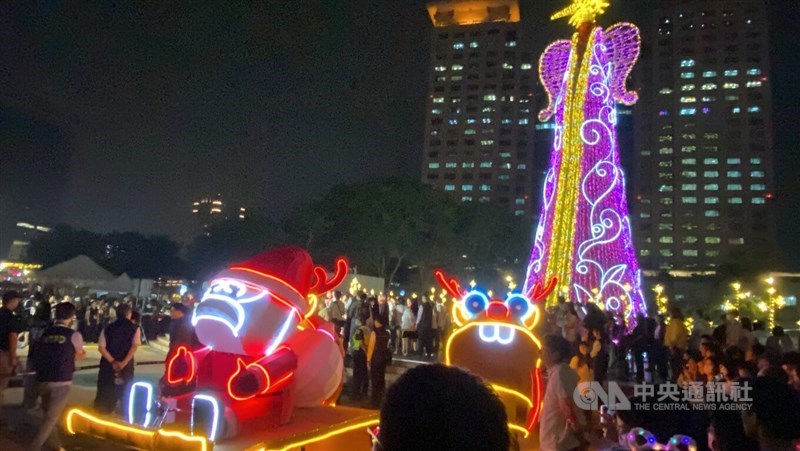 Para warga dari New Taipei Christmasland 2024 menikmati seni cahaya pada hari pembukaan festival tersebut. (Sumber Foto : CNA, 15 November 2024)