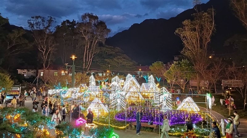Lebih dari 500 orang mengunjungi Festival Seni Cahaya Lishan Guguan pada 21 Desember. (Sumber Foto : Kantor Pusat Area Pemandangan Nasional Tri-Mountain)