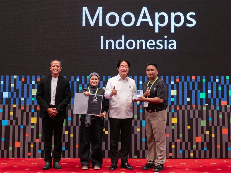 Presiden Lai Ching-te (kedua dari kanan) menyerahkan penghargaan Presidential Hackathon 2024 ke tim Indonesia "MooApps" didampingi Kepala KDEI Taipei, Arif Sulistiyo (kiri), Minggu. (Sumber Foto : Kantor Kepresidenan, 22 Desember 2024)