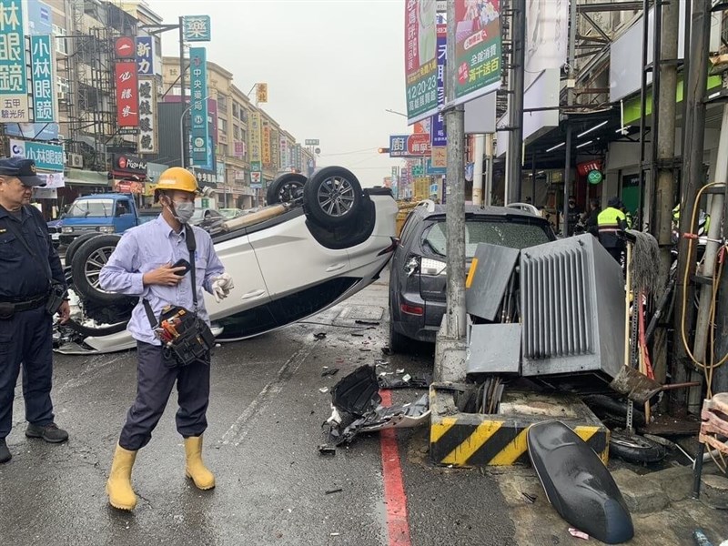 Sebuah mobil menabrak beberapa kendaraan dan kotak trafo di Jalan Wujia III di Distrik Fongshan, Kota Kaohsiung, Selasa. (Sumber Foto : Taiwan Power Co. cabang Fengshan)