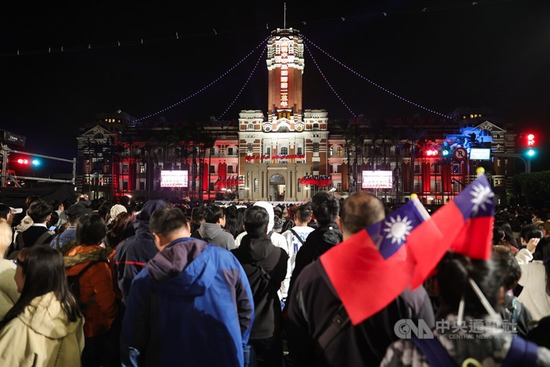 Sebuah kerumunan berkumpul di depan Kantor Kepresidenan untuk upacara pengibaran bendera di Hari Tahun Baru pada 1 Januari 2024. (Sumber Foto : Dokumentasi CNA)