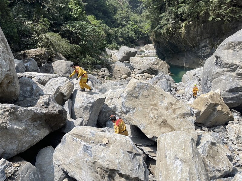 Tim penyelamat melakukan pencarian suami-istri Australia-Singapura di Taman Nasional Taroko, 11 April 2024. (Sumber Foto : Departemen Pemadam Kebakaran Kabupaten Hualien)