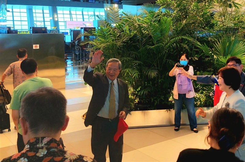 John C. Chen diantar sejumlah diaspora di bandara saat akan kembali ke Taiwan, Minggu. (Sumber Foto : TETO Indonesia, 23 Desember 2024)