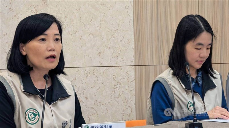 Wakil Direktur Jenderal Pusat Pengendalian Penyakit Tseng Shu-huai (kiri) dan pejabat Tsou Tsung-Pei pada konferensi pers hari Selasa di Taipei. (Sumber Foto : CNA, 24 Desember 2024)