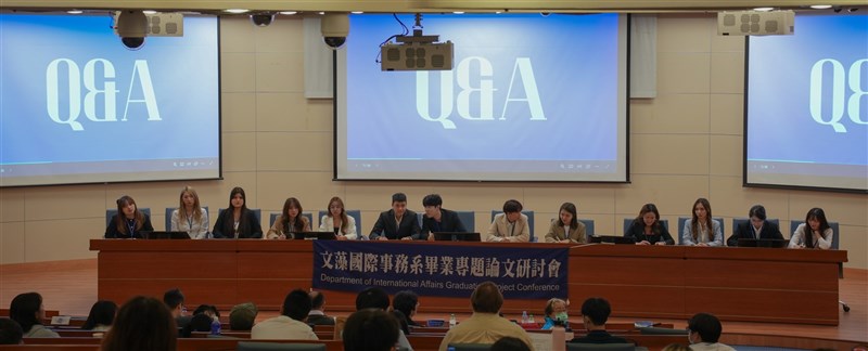 Konferensi Proyek Kelulusan Tahunan ke-18 Jurusan Hubungan Internasional Wenzao Ursuline University of Languages. (Sumber Foto : WZU, 23 Desember 2024)