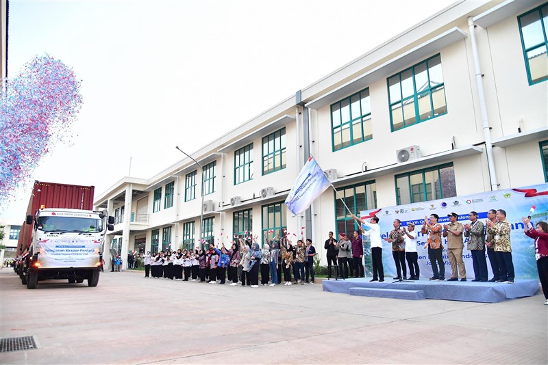 Pelepasan ekspor perdana sepatu yang diproduksi PT Yih Quan Footwear Indonesia milik Lai Yih Group ke Amerika Serikat pada 26 Juli 2024. (Sumber Foto : Situs web Kementerian Sekretariat Negara RI)