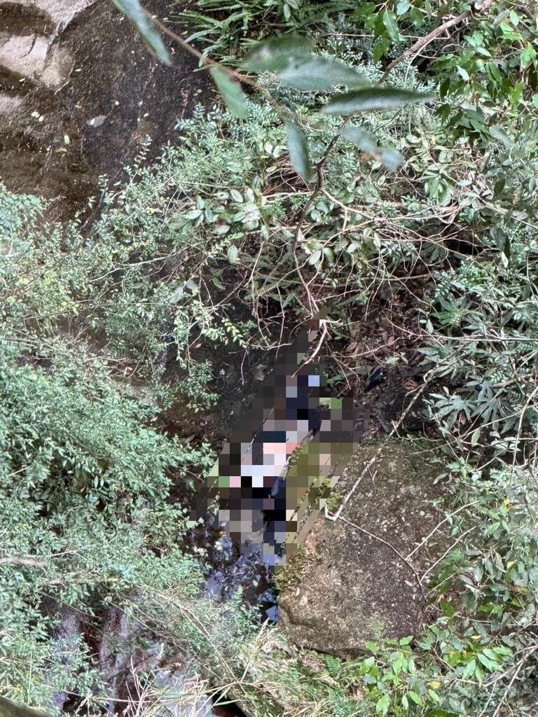 Seorang pria bermarga Chang hari Selasa ditemukan tewas di bawah tebing di sebuah jalur pendakian di Kabupaten Hsinchu. (Sumber Foto : Biro Pemadam Kebakaran Kabupaten Hsinchu)