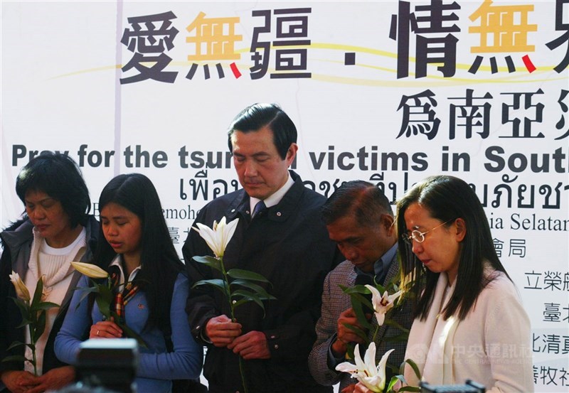 Wali Kota Taipei saat itu, Ma Ying-jeou (tengah), pada 23 Januari 2005 berdoa bersama dengan pekerja migran dari Indonesia dan Thailand untuk korban bencana. (Sumber Foto : Dokumentasi CNA)