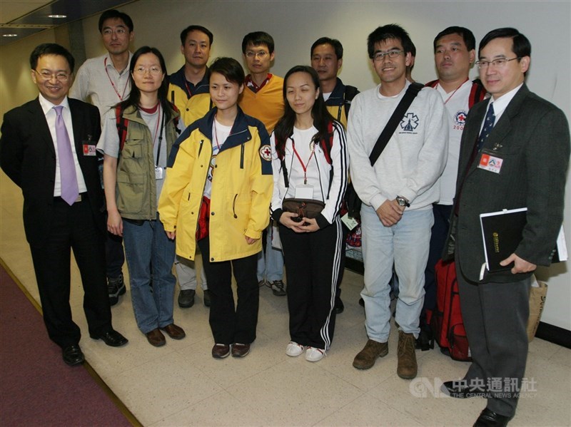 Tim medis nasional Taiwan kembali pada 4 Januari 2005 malam, disambut sejumlah pejabat. (Sumber Foto : Dokumentasi CNA)