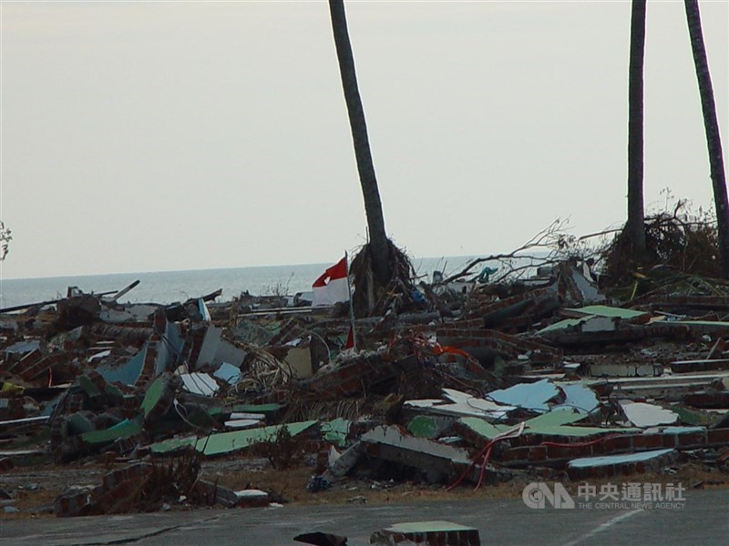 Pangkalan TNI di Aceh yang terletak dekat dengan pantai rata dengan tanah akibat tsunami dalam foto yang diambil pada 3 Januari 2005 ini. (Sumber Foto : Dokumentasi CNA)