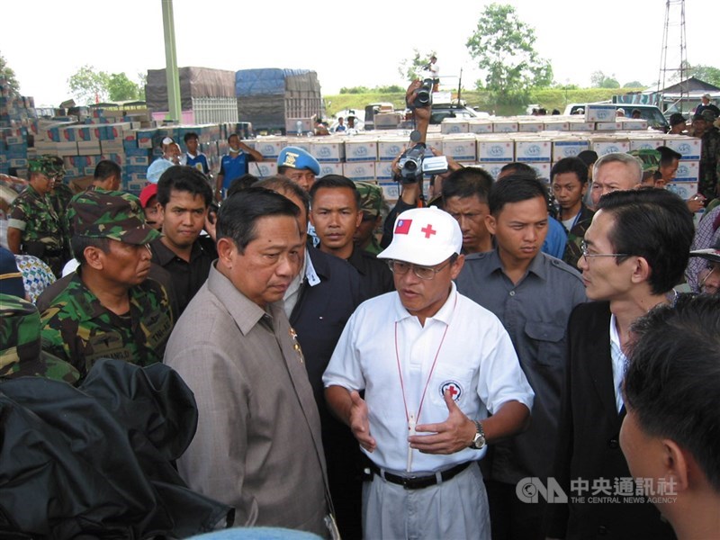 Deputi Perwakilan Taiwan untuk Indonesia Bruce Fu bertemu Presiden RI Susilo Bambang Yudhoyono di Aceh pada 3 Januari 2005. (Sumber Foto : Dokumentasi CNA)