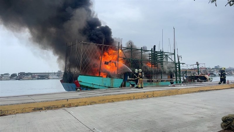 Sebuah kapal yang teregistrasi di Yehliu asal New Taipei terbakar saat berlabuh di Pelabuhan Xingda, Kota Kaohsiung, Jumat. (Sumber Foto : CGA Cabang Selatan)