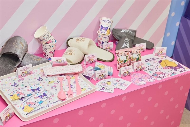 Sejumlah suvenir bertema Hello Kitty. (Sumber Foto : EVA Airways)