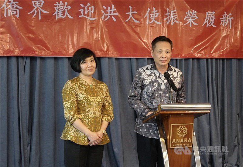 Perwakilan baru Taiwan untuk Indonesia, Bruce Hung (kanan) berbicara dalam acara minum teh penyambutan kedatangannya, Jumat. (Sumber Foto : CNA, 27 Desember 2024)