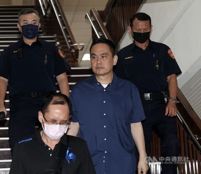 Anggota Dewan Kota Taipei Chen Chung-wen (kedua dari kanan) keluar dari Pengadilan Taipei setelah diberikan jaminan pada 1 Oktober. (Sumber Foto : Dokumentasi CNA)