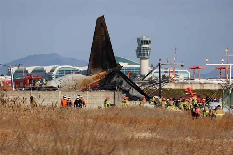 Petugas pemadam kebakaran melakukan operasi penyelamatan di Bandara Internasional Muan di Muan, 288 kilometer barat daya dari Seoul, Korea Selatan, pada 29 Desember 2024, setelah pesawat dengan 181 penumpang di dalamnya jatuh. (Sumber Foto : Yonhap News Agency)