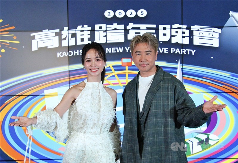 Pembawa acara konser Malam Tahun Baru di Dream Mall Kaohsiung, Chen Ming-chu (kiri) dan Eddy Ou. (Sumber Foto : CNA, 10 Desember 2024)