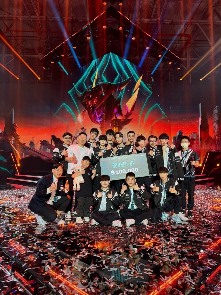 Anggota tim esports Taiwan Ban Mei Gaming (BMG) berpose dengan hadiah juara kedua mereka di Arena of Valor International Championship 2024 (AIC 2024) di Ho Chi Minh City, Vietnam. (Sumber Foto : BMG)