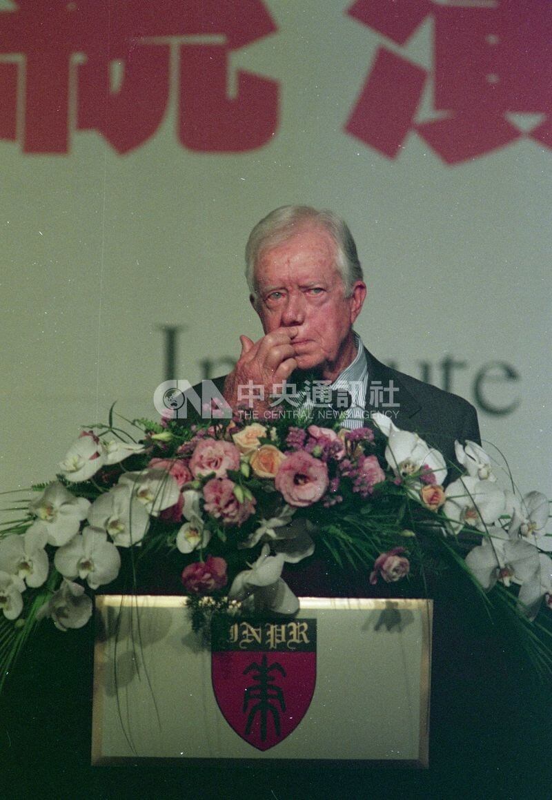 Mantan Presiden AS Jimmy Carter berhenti sejenak saat memberikan pidato di Taipei dalam kunjungannya ke Taiwan pada 30 Maret 1999. (Sumber Foto : Dokumentasi CNA)