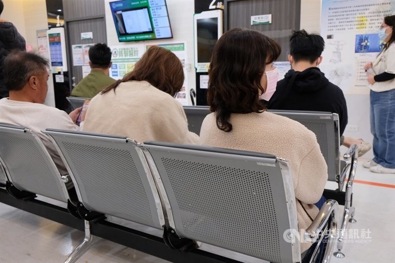 Pasien menunggu konsultasi mereka dengan seorang dokter di rumah sakit. (Sumber Foto : Dokumentasi CNA)