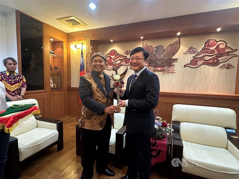 Pangeran Keraton Surakarta, K.R.A. Tejo Bagus Sunaryo (kiri) memberikan keris kepada Rektor National Formosa University, Chang Shinn-liang, Senin. (Sumber Foto : CNA, 30 Desember 2024)