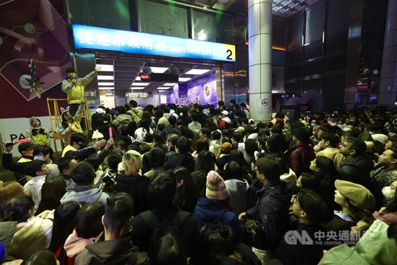 Kerumunan berkumpul di pintu masuk Stasiun MRT Taipei City Hall pada Malam Tahun Baru. (Sumber Foto : CNA, 1 Januari 2025)