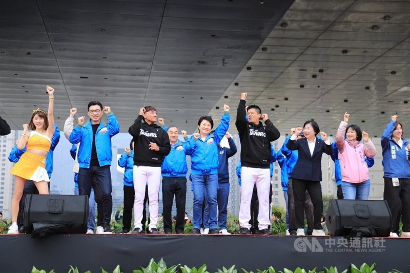 Walikota Taichung Lu Shiow-yen (keempat dari kiri di depan) dan pemain baseball Wu Chun-wei (ketiga dari kiri di depan) menari tarian semangat baseball di upacara pengibaran bendera di depan Balai Kota pada Rabu, untuk menghidupkan kembali kegembiraan memenangkan gelar WBSC Premier12. (Sumber Foto : CNA, 1 Januari 2025)